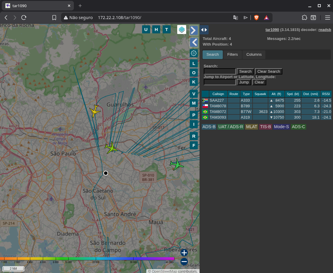 Mapa web do tar1090 com quatro aeronaves ao vivo sobre a região de Guarulhos e tabela de voos ao lado