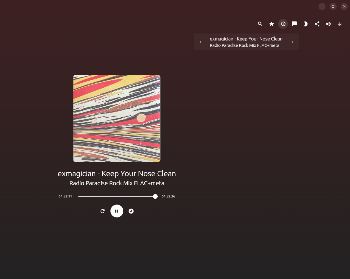 Modo tela cheia do MusicPod, com fundo escuro em tom vinho extraído da capa, a arte da faixa exmagician - Keep Your Nose Clean ampliada no centro, o nome da estação Radio Paradise Rock Mix FLAC+meta abaixo e os controles de reprodução centralizados. A barra de tempo marca 64:52:11 de transmissão contínua