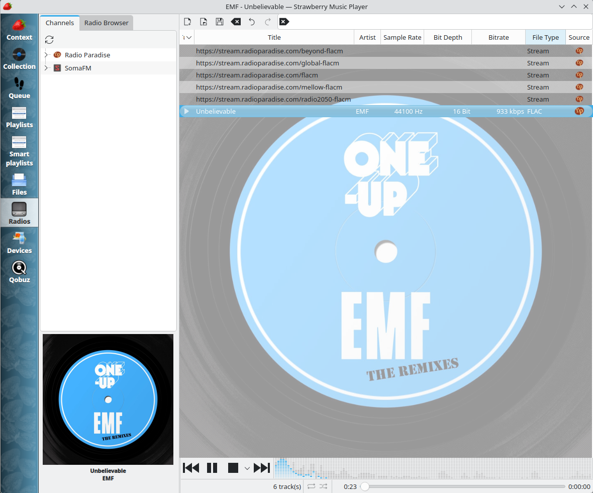 Strawberry Music Player com a barra lateral em Radios, a aba Channels mostrando os provedores Radio Paradise e SomaFM, e a playlist com os cinco streams FLAC do Radio Paradise. A faixa em reprodução, Unbelievable do EMF, exibe 44100 Hz na coluna Sample Rate, 16 Bit em Bit Depth, 933 kbps em Bitrate e FLAC em File Type, com a capa do single ocupando o painel central