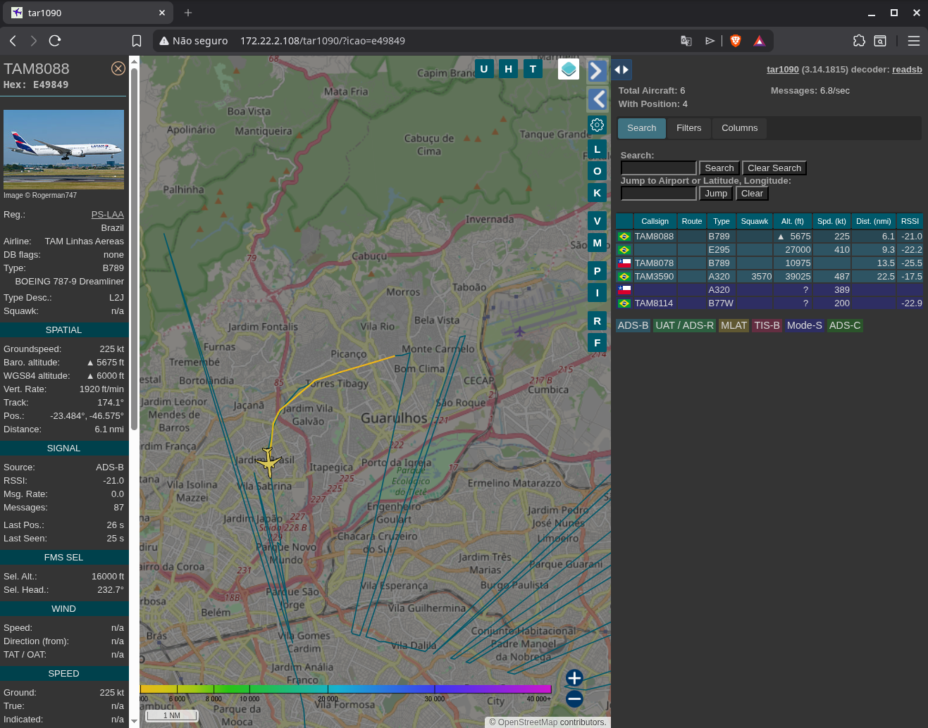 Interface web do tar1090 no navegador: mapa da região de Guarulhos com trilhas de voos, tabela com seis aeronaves e painel de detalhes do TAM8088, um Boeing 787-9 da LATAM, com foto, matrícula e telemetria completa