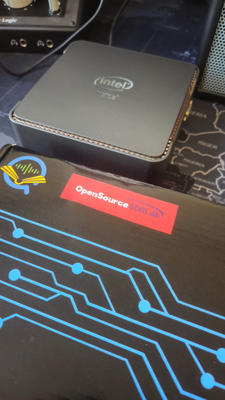Caixa preta lacrada com o selo vermelho da Open Source SDR Lab