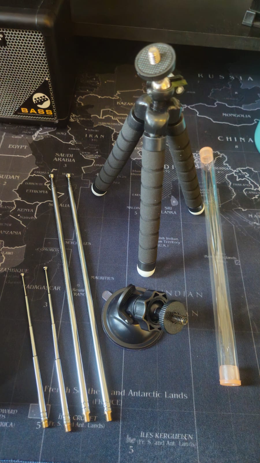 Tripé flexível, suporte de ventosa e os dois pares de elementos telescópicos do dipolo
